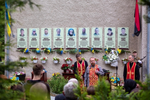 Наш обов'язок - пам'ятати. Коли ви будете проходити повз ці дошки, вони змусять вас задуматися та згадати хлопців, які віддали найцінніше - життя.